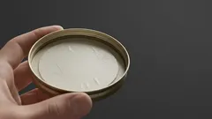 Pochi sanno a cosa serve il dischetto di plastica nei coperchi dei barattoli?