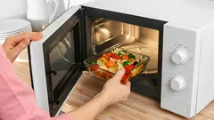 Tutti dovrebbero sapere quali cibi non vanno riscaldati nel microonde e perché